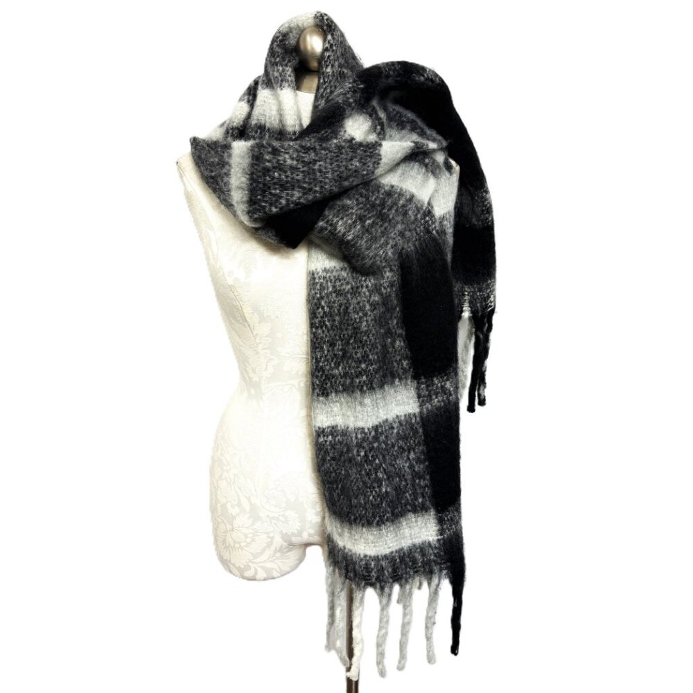 Madden NYC Soft Grey & Black Plaid Scarf with Fringe EUC